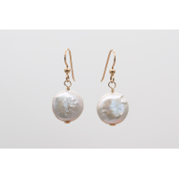 Sudrabainas monētformas upes pērles ar 14k gold-filled auskaru āķīšiem