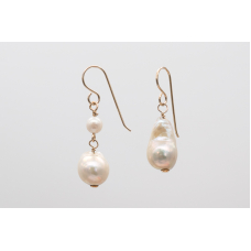 Asimetriski baroka pērļu auskari ar 14k gold-filled āķīšiem