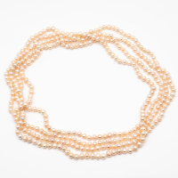 Gaiši aprikožu toņa garā pērļu kaklarota