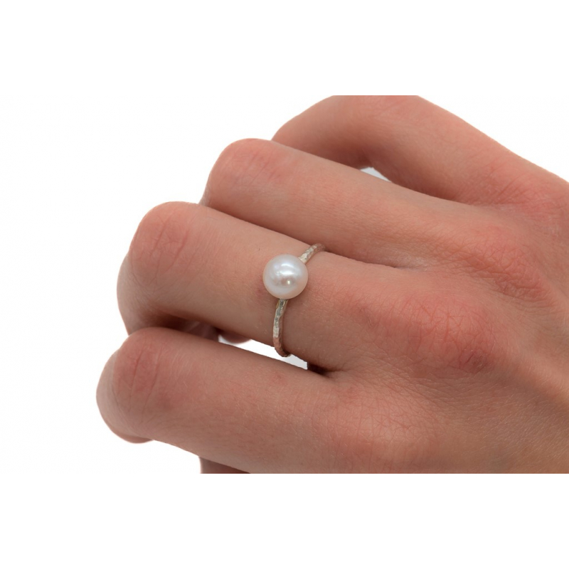 Silver Ring with White Pearl – Elegance and Quality