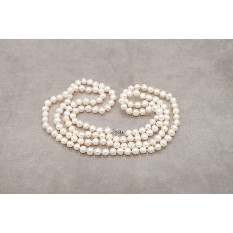 White Pearl Necklace – Elegance and Versatility