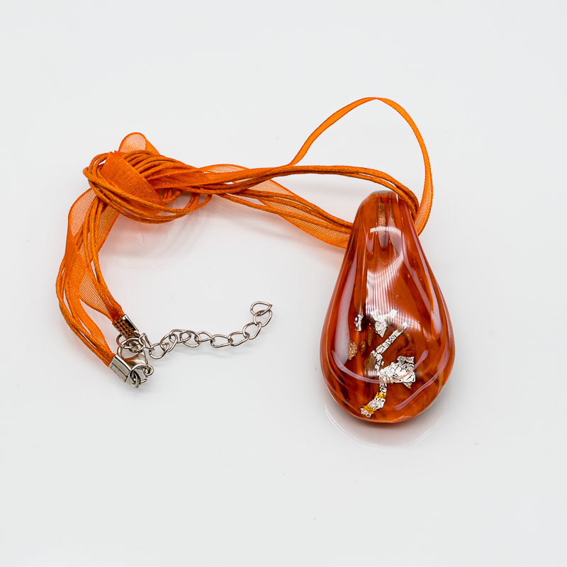 Oranža Venēcijas stikla kaklarota ar organzas aukliņu